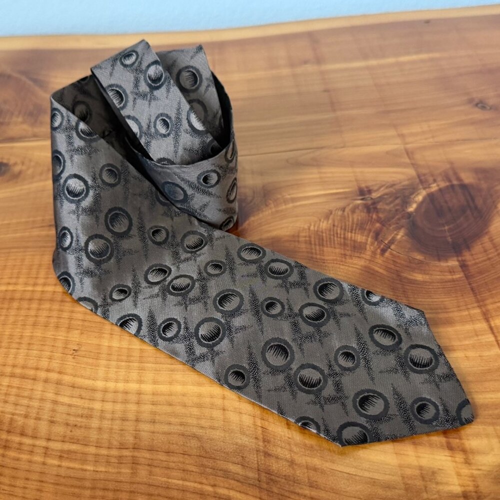 Giorgio Armani 100% Silk Gray Tone Geometric Men's Neck Tie.